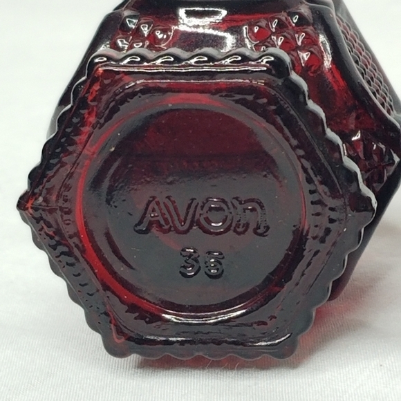 Vintage Avon 1876 Cape Cod Collection Ruby Red Glass Salt And Pepper Shaker Set - Picture 8 of 12